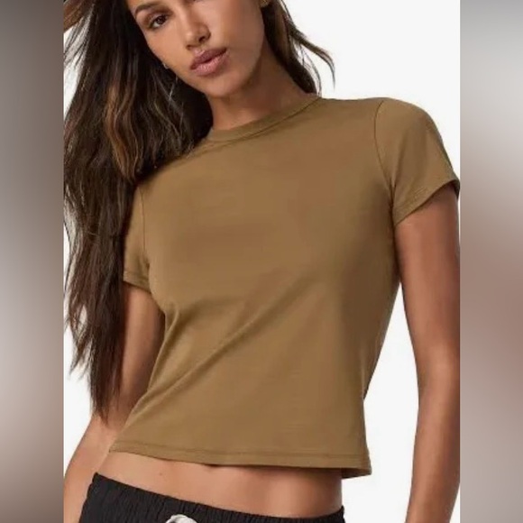 Vuori Tops - Vuori Short Sleeve Feather Classic Tee NWT